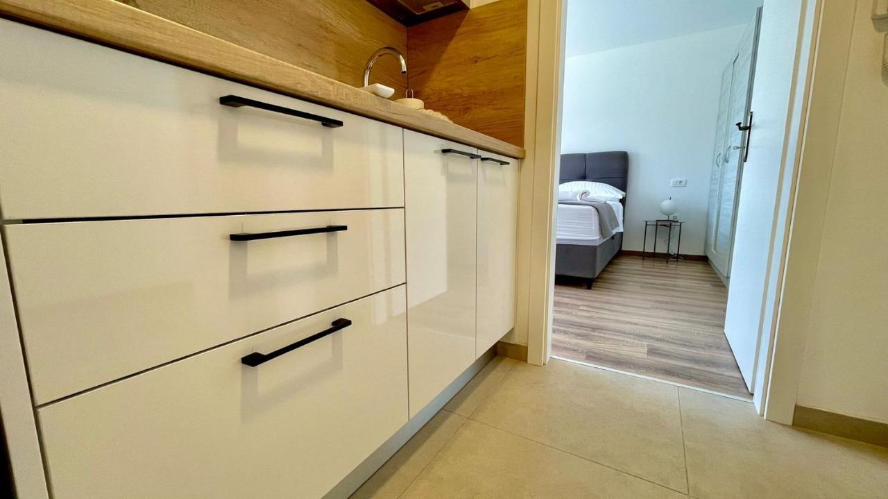Studio Apartmani Kaja I Iva Синь Экстерьер фото