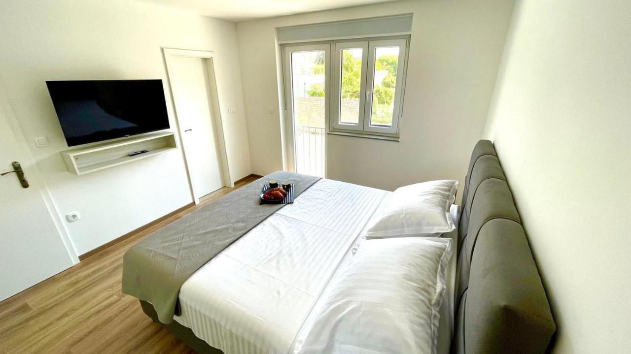 Studio Apartmani Kaja I Iva Синь Экстерьер фото